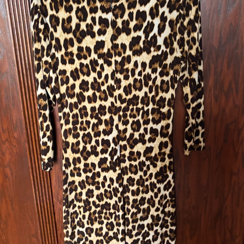 Super, figure hugging dress in leopard print by Jennifer Lopez